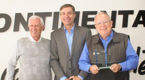 Marcus Oliveira, director comercial de General Motors Ecuador, entregó a Pinto y a Jeffrey Cadena, gerente general, una placa por los 50 años del concesionario.