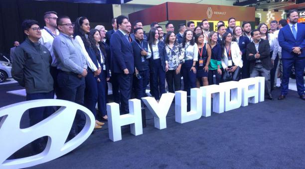 Hyundai Ecuador presentó 10 modelos en la feria Automundo 2023. En la foto aparecen los ejecutivos de Hyundai, tras el acto inaugural. Foto: Tito Rosales /Carburando