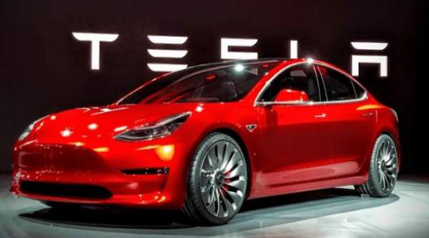 Vista de un vehículo Model 3 de Tesla. Foto: EFE