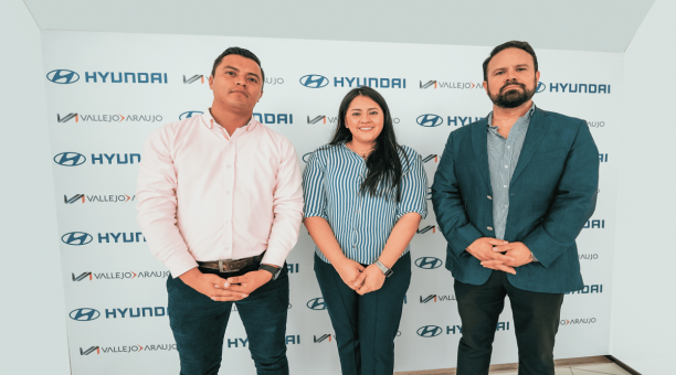 Los ejecutivos de Hyundai en la inauguración de uno de los concesionarios. Foto: Hyundai Ecuador