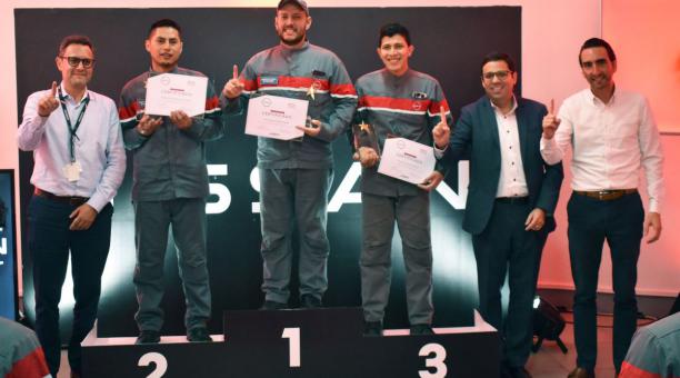 Martín Gabela (izq.), gerente de Servicio Nissan Ecuador, y Miguel Aguirre (der.), director comercial Nissan Ecuador, con los ganadores concurso Nistec. Foto: Nissan Ecuador