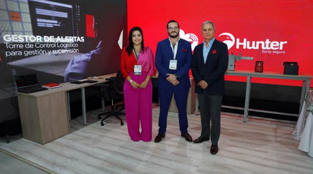 Desde la izq.: Hilda Lecaro R., gerente Comercial B2B Regional; Jorge Luis Jalil, director; y Ricardo Baquerizo A., presidente de Expoplaza. ​