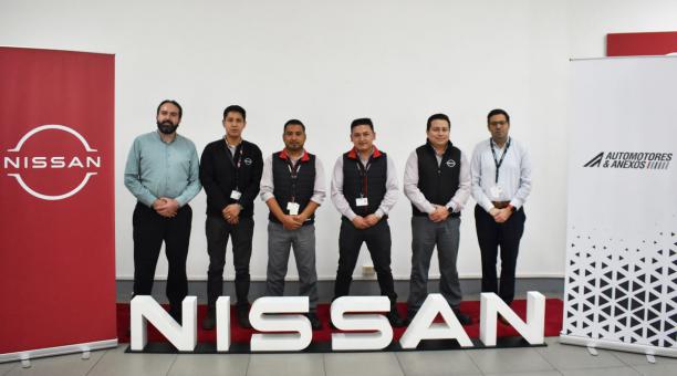 En la foto aparecen: Esteban Moreno, TTT Train The Trainer Ecuador, ganadores concurso Nisac y Alejandro Granja, subdirector de posventa Nissan Ecuador.
