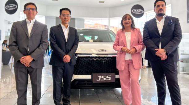 En la foto aparecen: Andrés Arméndariz, Gloria Navas y Domingo Chen, representantes de JAC Ecuador y de JAC Motors Internacional. Foto: JAC Motors Ecuador