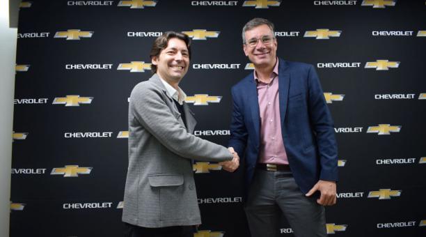 El brasileño Renato Heiffig da Silva (izq.) es el nuevo Director Comercial de General Motors Ecuador, en reemplazo de Marcus Oliveira (der.). Foto: Chevrolet Ecuador