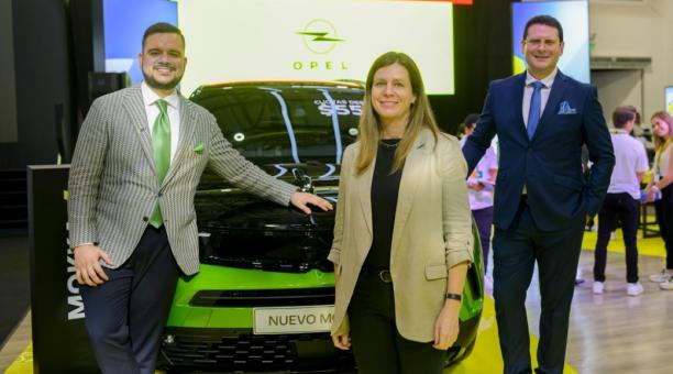 Los ejecutivos de Opel en el lanzamiento del SUV Opel Mokka, en el Autoshow de Guayaquil. Foto: Opel Ecuador