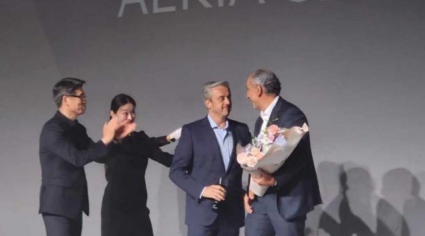 Ricardo Rosales (der.), presidente ejecutivo de Kia Ecuador, recibió la distinción en Seúl. Foto: Kia Ecuador