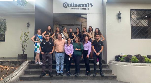 Las candidatas a reina de Cuenca visitaron las instalaciones de Continental Tire Andina. Foto: Cortesía