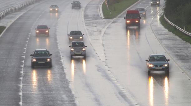 Los conductores tienen que tener precauciones al conducir en épocas de lluvias. Foto cortesía: Terpel Ecuador