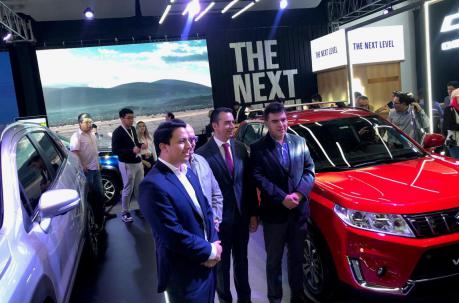 Genaro Baldeón, presidente de la Aeade, aparece en la foto con ejecutivos de Suzuki, en el lanzamiento de vehículos de esta marca.