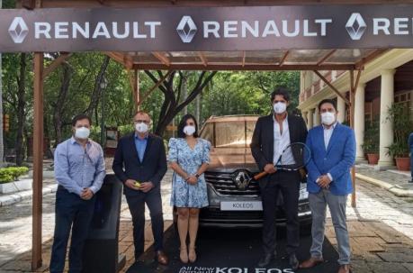 Nicolás Lapentti junto a representantes de Renault en Ecuador.