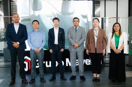 Los ejecutivos de Mavesa y los representantes de Dongfeng, en el lanzamiento del automóvil. Foto: Mavesa