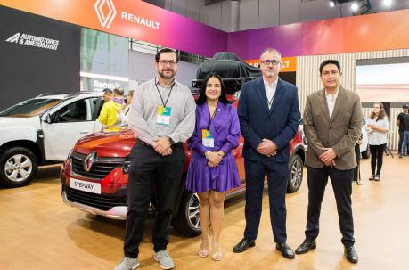 Los ejecutivos de Renault y Automotores y Anexos en el Autoshow 2023 de Guayaquil. Foto: Renault Ecuador