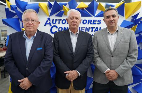 Desde la izq.: Jeffrey Cadena, gerente general de Automotores Continental; Patricio Pinto, presidente del Directorio de Automotores Continental y Luis Vásconez, gerente de Ventas de GM OBB del Ecuador, en el evento de apertura en la ciudad de Manta.