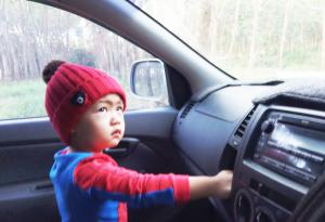 Niño en el auto