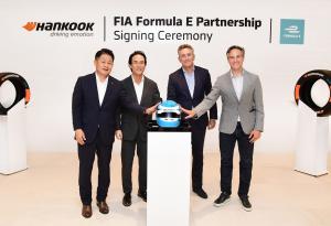 PIE DE FOTO (De izquierda a derecha): Sooil Lee, presidente y CEO de Hankook Tire & Technology; Hyunbum Cho, director de Hankook & Company; Alejandro Agag, director de Fórmula E; Jamie Reigle, CEO de Fórmula E.