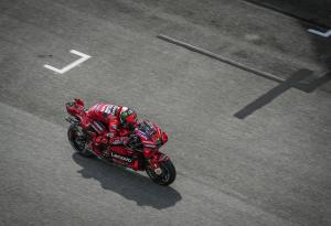 Bagnaia está a una carrera de ser campeón mundial. El italiano se consagró en 2018 en Moto3 y en 2021 fue subcampeón de MotoGP Foto: Cortesía