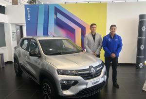 Los ejecutivos de Renault posan con un Kwid en el concesionario de San Rafael. Foto: Tito Rosales/Carburando