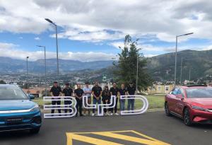 BYD Ecuador organizó un test drive para conocer las características de sus autos eléctricos. En la foto aparecen los ejecutivos. Foto: Tito Rosales / Carburando