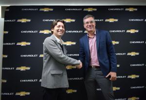 El brasileño Renato Heiffig da Silva (izq.) es el nuevo Director Comercial de General Motors Ecuador, en reemplazo de Marcus Oliveira (der.). Foto: Chevrolet Ecuador