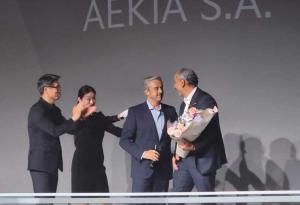 Ricardo Rosales (der.), presidente ejecutivo de Kia Ecuador, recibió la distinción en Seúl. Foto: Kia Ecuador