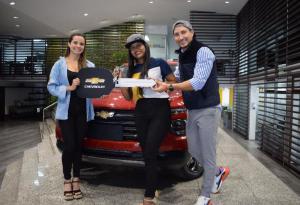 Desde la izquierda: Lorena Arellano, Brand Manager Chevrolet Ecuador, Priscila Game, ganadora del sorteo de la Montana Experience, y Eduardo Andrade, embajador de marca, en la entrega oficial de la All New Chevrolet Montana.