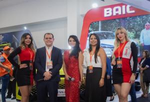 Xavier Borja (segundo desde la izq.), gerente General BAIC Ecuador, con Carla Cerón, presentadora del evento, y Pamela Cadena (segunda desde la der.), gerente de Marketing de BAIC, en la presentación de los modelos en la feria Automundo 2023, en Quito.