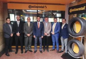 Los ejecutivos de Continental Tire Andina se reunieron con el ministro de Producción, Daniel Legarda. Foto: Teojama Comercial
